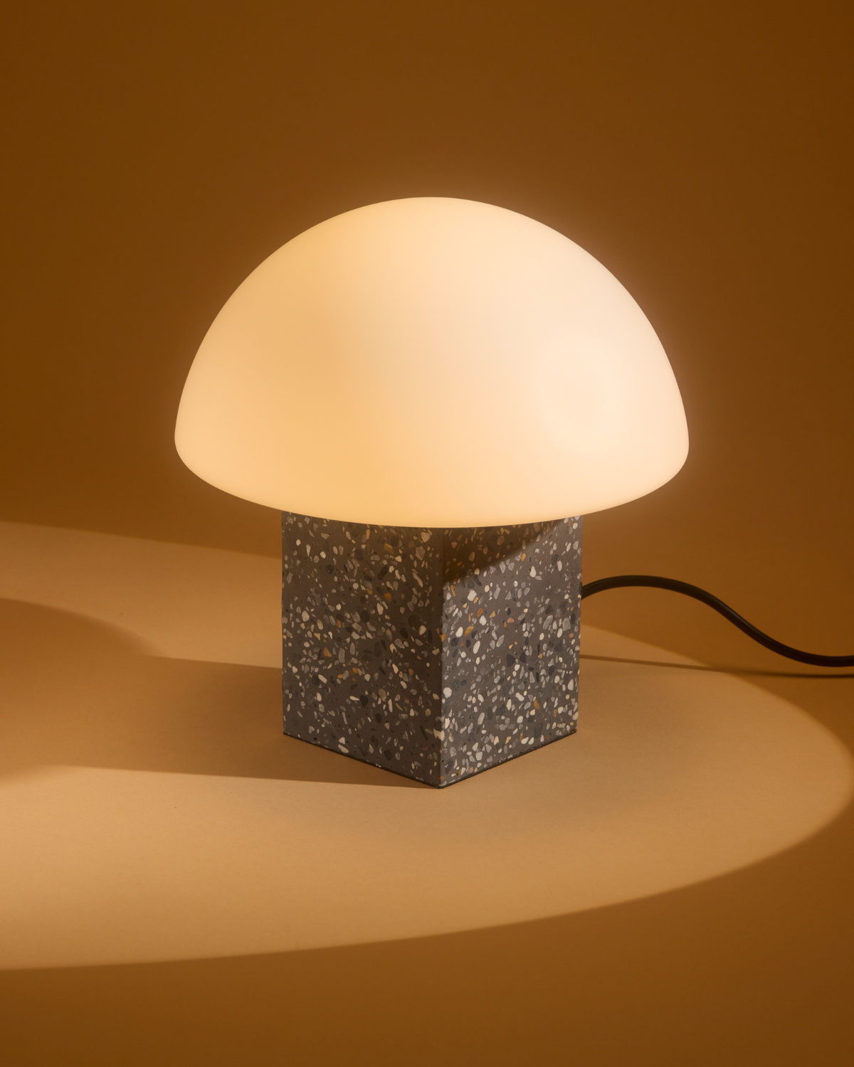 Brightech_GavinTableLamp_Cement.png